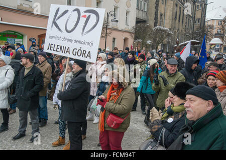 Jelenia Gora, Polonia. 23 gen 2016. I sostenitori del comitato per la difesa della democrazia, la protesta contro la "sorveglianza legge", nuova legge del governo che dà diritto illimitato per controllare i cittadini di cellulari e internet, in Jelenia Gora, Polonia. Credito: Witold Skrypczak/Alamy Live News Foto Stock