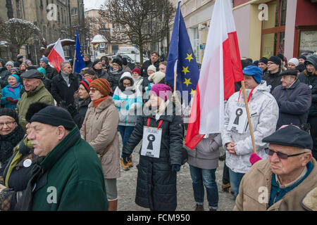 Jelenia Gora, Polonia. 23 gen 2016. I sostenitori del comitato per la difesa della democrazia, la protesta contro la "sorveglianza legge", nuova legge del governo che dà diritto illimitato per controllare i cittadini di cellulari e internet, in Jelenia Gora, Polonia. Credito: Witold Skrypczak/Alamy Live News Foto Stock