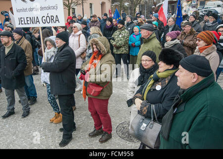 Jelenia Gora, Polonia. 23 gen 2016. I sostenitori del comitato per la difesa della democrazia, la protesta contro la "sorveglianza legge", nuova legge del governo che dà diritto illimitato per controllare i cittadini di cellulari e internet, in Jelenia Gora, Polonia. Credito: Witold Skrypczak/Alamy Live News Foto Stock