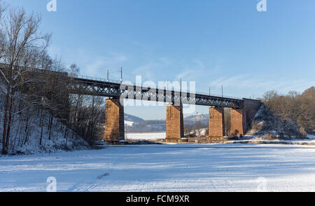 Ponte ferroviario sul fiume Werra in Germania (vicino a oberrieden) Foto Stock