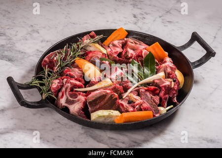 Rendendo il brodo da ossa zuppa di manzo ossa di manzo, cottura, zuppa, bouillon, brodo, delicatezza, fatti in casa, cancellare la zuppa di manzo, macellaio Foto Stock