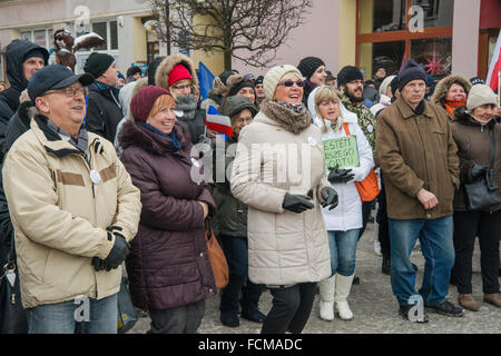 Jelenia Gora, Polonia. 23 gen 2016. I sostenitori del comitato per la difesa della democrazia, la protesta contro la "sorveglianza legge", nuova legge del governo che dà diritto illimitato per controllare i cittadini di cellulari e internet, in Jelenia Gora, Polonia. Credito: Witold Skrypczak/Alamy Live News Foto Stock