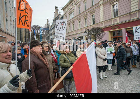 Jelenia Gora, Polonia. 23 gen 2016. I sostenitori del comitato per la difesa della democrazia, la protesta contro la "sorveglianza legge", nuova legge del governo che dà diritto illimitato per controllare i cittadini di cellulari e internet, in Jelenia Gora, Polonia. Credito: Witold Skrypczak/Alamy Live News Foto Stock