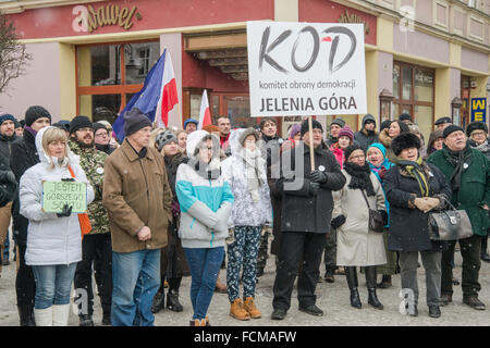 Jelenia Gora, Polonia. 23 gen 2016. I sostenitori del comitato per la difesa della democrazia, la protesta contro la "sorveglianza legge", nuova legge del governo che dà diritto illimitato per controllare i cittadini di cellulari e internet, in Jelenia Gora, Polonia. Credito: Witold Skrypczak/Alamy Live News Foto Stock