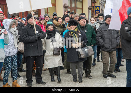 Jelenia Gora, Polonia. 23 gen 2016. I sostenitori del comitato per la difesa della democrazia, la protesta contro la "sorveglianza legge", nuova legge del governo che dà diritto illimitato per controllare i cittadini di cellulari e internet, in Jelenia Gora, Polonia. Credito: Witold Skrypczak/Alamy Live News Foto Stock