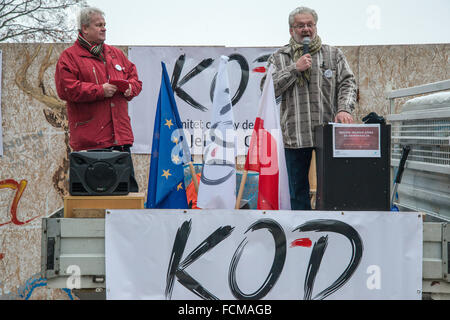 Jelenia Gora, Polonia. 23 gen 2016. I sostenitori del comitato per la difesa della democrazia, la protesta contro la "sorveglianza legge", nuova legge del governo che dà diritto illimitato per controllare i cittadini di cellulari e internet, in Jelenia Gora, Polonia. Credito: Witold Skrypczak/Alamy Live News Foto Stock