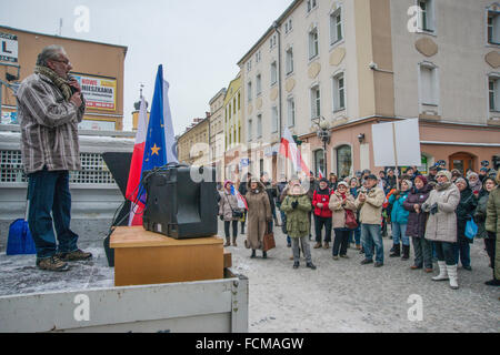 Jelenia Gora, Polonia. 23 gen 2016. I sostenitori del comitato per la difesa della democrazia, la protesta contro la "sorveglianza legge", nuova legge del governo che dà diritto illimitato per controllare i cittadini di cellulari e internet, in Jelenia Gora, Polonia. Credito: Witold Skrypczak/Alamy Live News Foto Stock