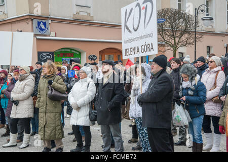 Jelenia Gora, Polonia. 23 gen 2016. I sostenitori del comitato per la difesa della democrazia, la protesta contro la "sorveglianza legge", nuova legge del governo che dà diritto illimitato per controllare i cittadini di cellulari e internet, in Jelenia Gora, Polonia. Credito: Witold Skrypczak/Alamy Live News Foto Stock