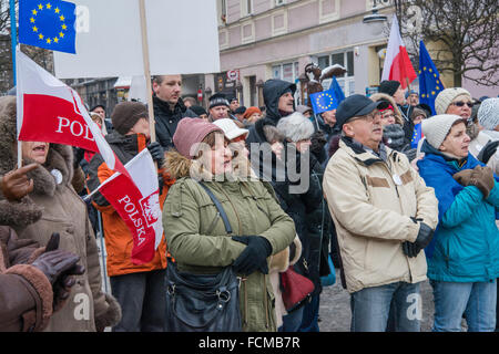 Jelenia Gora, Polonia. 23 gen 2016. I sostenitori del comitato per la difesa della democrazia, la protesta contro la "sorveglianza legge", nuova legge del governo che dà diritto illimitato per controllare i cittadini di cellulari e internet, in Jelenia Gora, Polonia. Credito: Witold Skrypczak/Alamy Live News Foto Stock