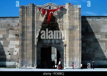 Principale ingresso monumentale a Sultan Han Seluk Caravanserai (1229), Sultanhani Aksaray, Turchia. Sultan Han Caravanserai è uno dei migliori esempi di Seljuk turco architettura in Turchia Foto Stock