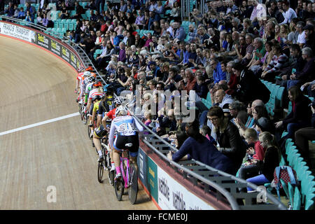 Manchester, Regno Unito. 23 gennaio, 2016. Regno Unito rivoluzione round della serie 6 a livello nazionale centro ciclistico. I piloti aspettano l'inizio del UCI womens Gara a punti credito: Dan Cooke/Alamy Live News Foto Stock