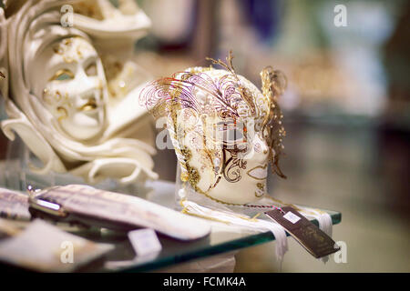 Close-up di maschere veneziane sul display in negozio Foto Stock