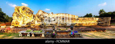 Buddha reclinato di Wat Lokayasutharam, Ayutthaya, Thailandia Foto Stock