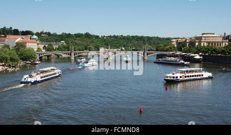Ponte Manes sul fiume Moldava nella città di Praga dal Charles Bridge Foto Stock