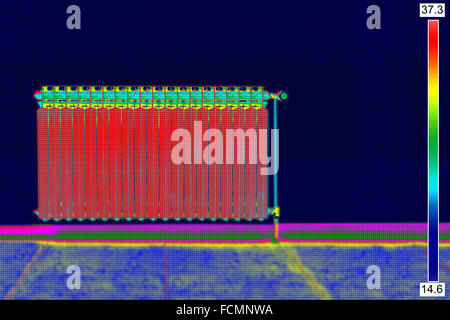 Immagine termica infrarosso radiatore del riscaldatore in casa Foto Stock