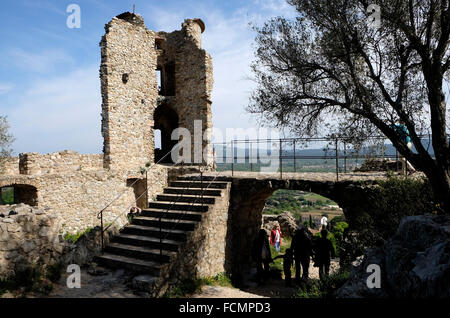 Grimaud, sud della Francia, che mostra parte del castello in rovina. Foto Stock