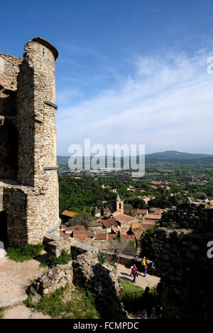 Grimaud, sud della Francia, che mostra parte del castello in rovina e il villaggio. Foto Stock