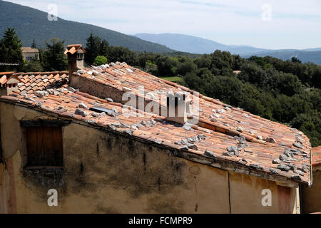 Tipica provenzale di tetti di tegole nel villaggio di Mons en Provence, Francia meridionale. Foto Stock