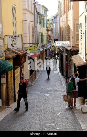 Rue Sade, caratteristico e antico street, Juan les Pins, Antibes, mostrando i negozi, gli acquirenti e i turisti. Foto Stock