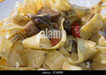 Pappardelle con funghi porcini e pomodorini Foto Stock