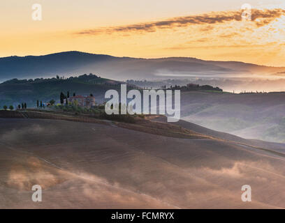 L'immagine classica del paesaggio toscano di sunrise Foto Stock