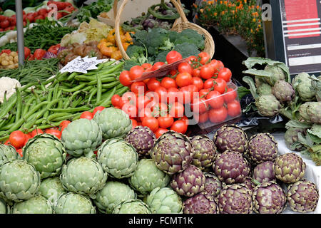 Verdure in vendita in un mercato a Fréjus, il sud della Francia. Foto Stock