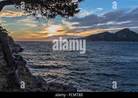 Tramonto a Sant Elm Andratx, Maiorca, isole Baleari, Spagna in ottobre. Sonnenuntergang in Sant Elm Mallorka Foto Stock