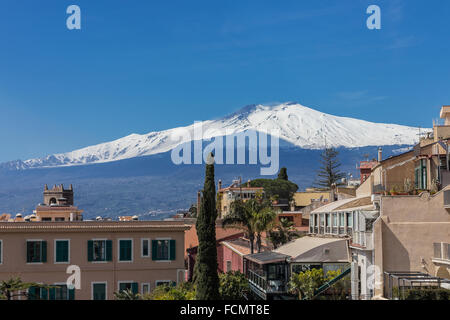 Vista dalla Piazza 9 aprile a Taormina per Etna - Sizilien: Blick von Tormina auf den Etna Foto Stock