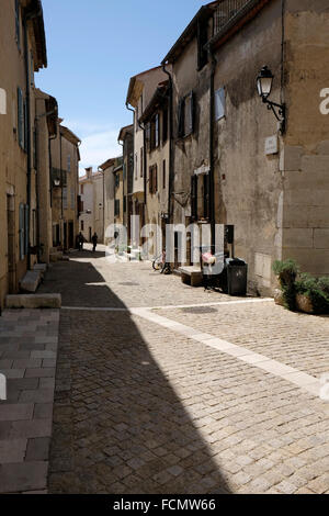 Pittoresca strada nel villaggio di Mons en Provence, Var reparto in Provence-Alpes-Côte d'Azur, regione della Francia meridionale. Foto Stock