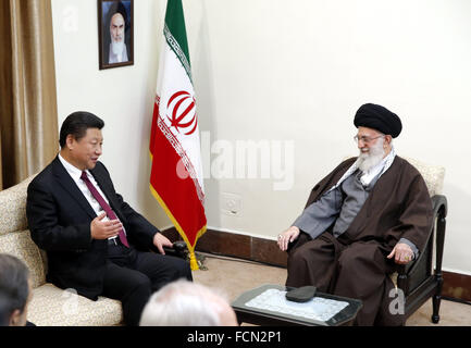 Tehran, Iran. 23 gen 2016. Il presidente cinese Xi Jinping (L) soddisfa con iraniano leader supremo Ayatollah Ali Khamenei a Tehran, Iran, 23 gennaio, 2016. © Ju Peng/Xinhua/Alamy Live News Foto Stock