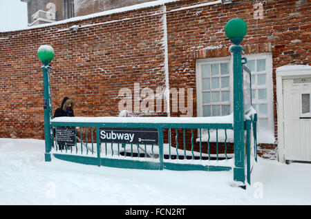 New York, Stati Uniti d'America. 23 gennaio, 2016. New York Jonas tempesta di neve Brooklyn 2016 Credit: simon leigh/Alamy Live News Foto Stock