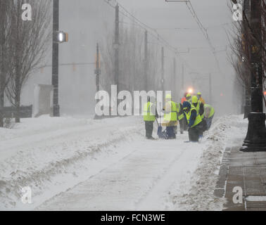 Jersey City, Stati Uniti d'America. 23 gen 2016. Lavoratori cancellare le tracce del Hudson-Bergen Light Rail per assicurare il tram può continuare a funzionare. Blizzard condizioni lungo la costa orientale hanno portato ad uno stato di emergenza essendo declard in molte aree. Credito: Elizabeth riattivazione/Alamy Live News Foto Stock