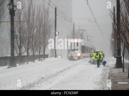 Jersey City, Stati Uniti d'America. 23 gen 2016. Lavoratori cancellare le tracce del Hudson-Bergen Light Rail per assicurare il tram può continuare a funzionare. Blizzard condizioni lungo la costa nord orientale hanno portato ad uno stato di emergenza essendo declard in molte aree. Credito: Elizabeth riattivazione/Alamy Live News Foto Stock