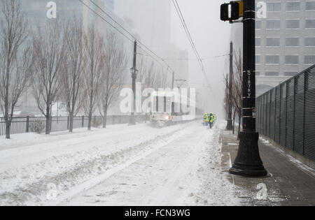 Jersey City, Stati Uniti d'America. 23 gen 2016. Lavoratori cancellare le tracce del Hudson-Bergen Light Rail per assicurare il tram può continuare a funzionare. Blizzard condizioni lungo la costa nord orientale hanno portato ad uno stato di emergenza essendo declard in molte aree. Credito: Elizabeth riattivazione/Alamy Live News Foto Stock