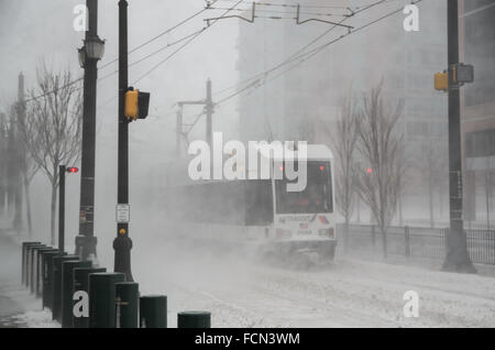 Jersey City, Stati Uniti d'America. 23 gen 2016. Il Hudson-Bergen Light Rail continua a funzionare nonostante il meteo inclemental. Blizzard condizioni lungo la costa nord orientale hanno portato ad uno stato di emergenza essendo declard in molte aree. Credito: Elizabeth riattivazione/Alamy Live News Foto Stock