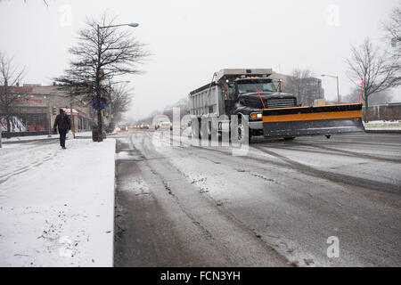 Spazzaneve cominciare a preparare per la Tempesta di neve Jonas in Washington DC 22 gennaio 2016. Un grande blizzard, tempesta invernale Jonas, potrebbero scaricare su due piedi (61 centimetri di neve nella regione medio atlantica il prossimo weekend. Foto: Chris Williams/dpa Foto Stock