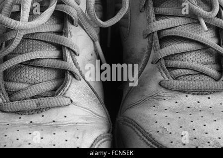 Old Dirty scarpe sportive. In bianco e nero. Close up. Foto Stock