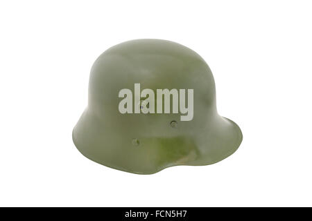 Esercito Tedesco casco (modello M18) usato per il primo e l'inizio della seconda guerra mondiale su sfondo isolato. Foto Stock