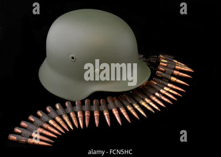 In Germania la WW2. Composizione con il casco di battaglia (M35) e la cartuccia nastro dal tedesco mitragliatrice. Foto Stock
