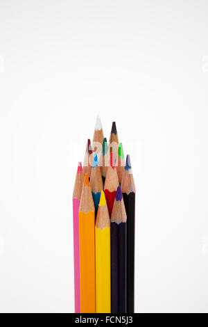 Matite multicolori isolati su sfondo bianco Foto Stock