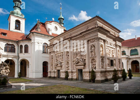 Praga. Vista della Santa Casa nel centro del portico di Loreto di Praga. Foto Stock