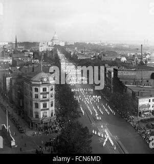 Ku Klux Klan marciando verso il basso Pennsylvania Avenue a Washington DC il 13 settembre 1926 Foto Stock