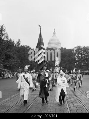Ku Klux Klan marciando verso il basso Pennsylvania Avenue a Washington DC il 13 settembre 1926 Foto Stock