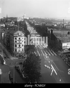 Ku Klux Klan marciando verso il basso Pennsylvania Avenue a Washington DC il 13 settembre 1926 Foto Stock