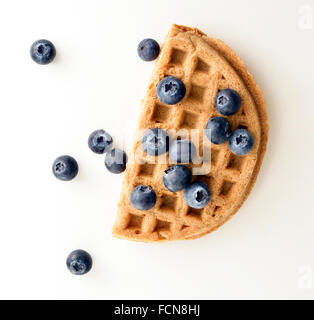 Grano intero waffle con mirtilli Foto Stock