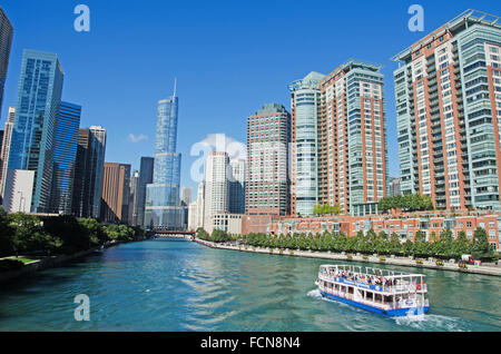 Chicago, il lago Michigan, Illinois, Stati Uniti d'America, Usa, canal crociera sul Fiume di Chicago, skyline e Trump Tower Foto Stock