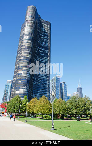 Chicago, Stati Uniti d'America: vista del lago punto Tower, alto edificio residenziale situato su un promontorio del lago Michigan lago nel centro di Chicago Foto Stock