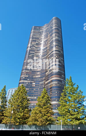 Chicago, Stati Uniti d'America: vista del lago punto Tower, alto edificio residenziale situato su un promontorio del lago Michigan lago nel centro di Chicago Foto Stock