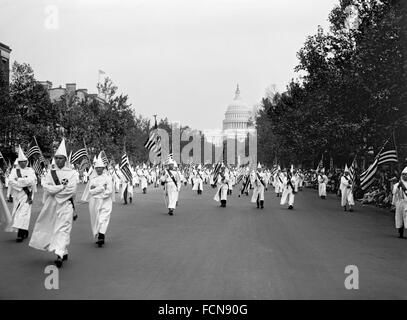 Ku Klux Klan marciando verso il basso Pennsylvania Avenue a Washington DC il 13 settembre 1926 Foto Stock