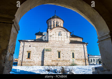 La Corte Reale Chiesa di Valacchia in inverno. Curtea Domneasca. Arges, Romania Foto Stock